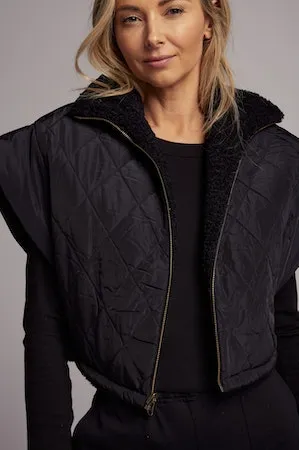 Rhea Vest Black - Sundays
