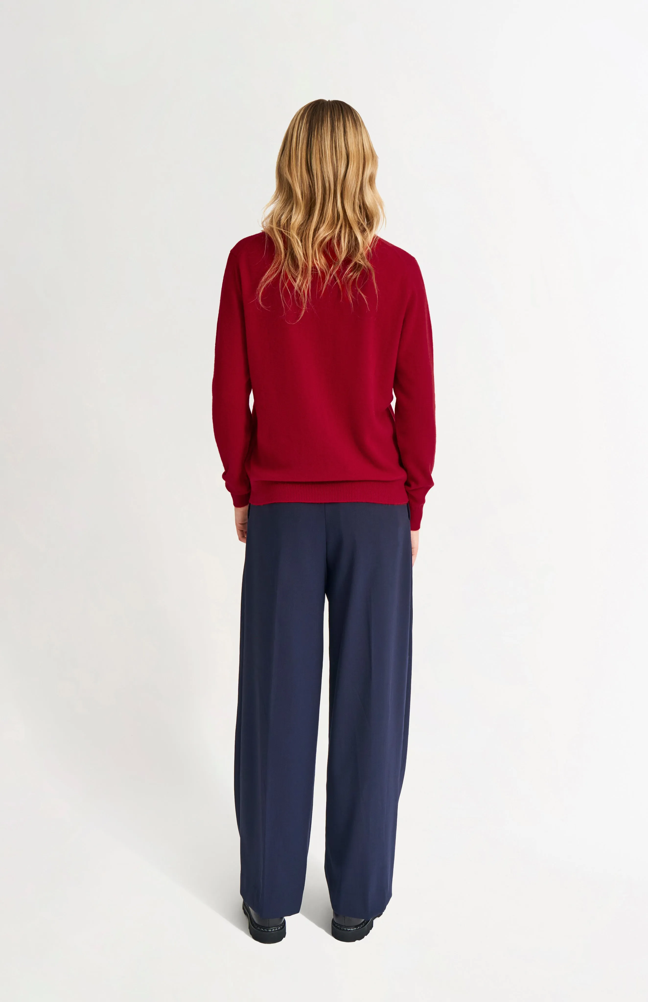 Womens Classic Round Neck Cashmere Cardigan In Scarlet