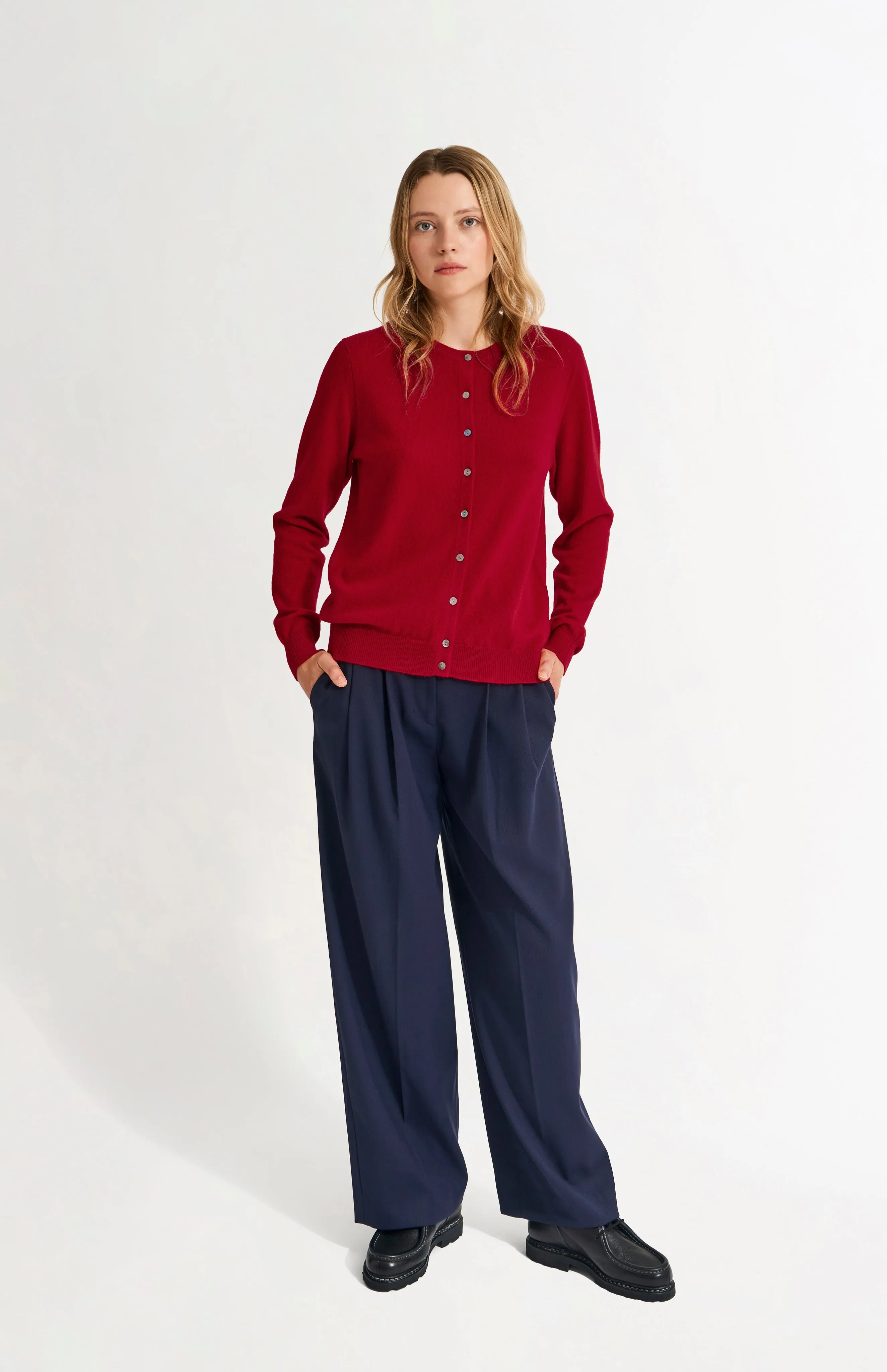 Womens Classic Round Neck Cashmere Cardigan In Scarlet