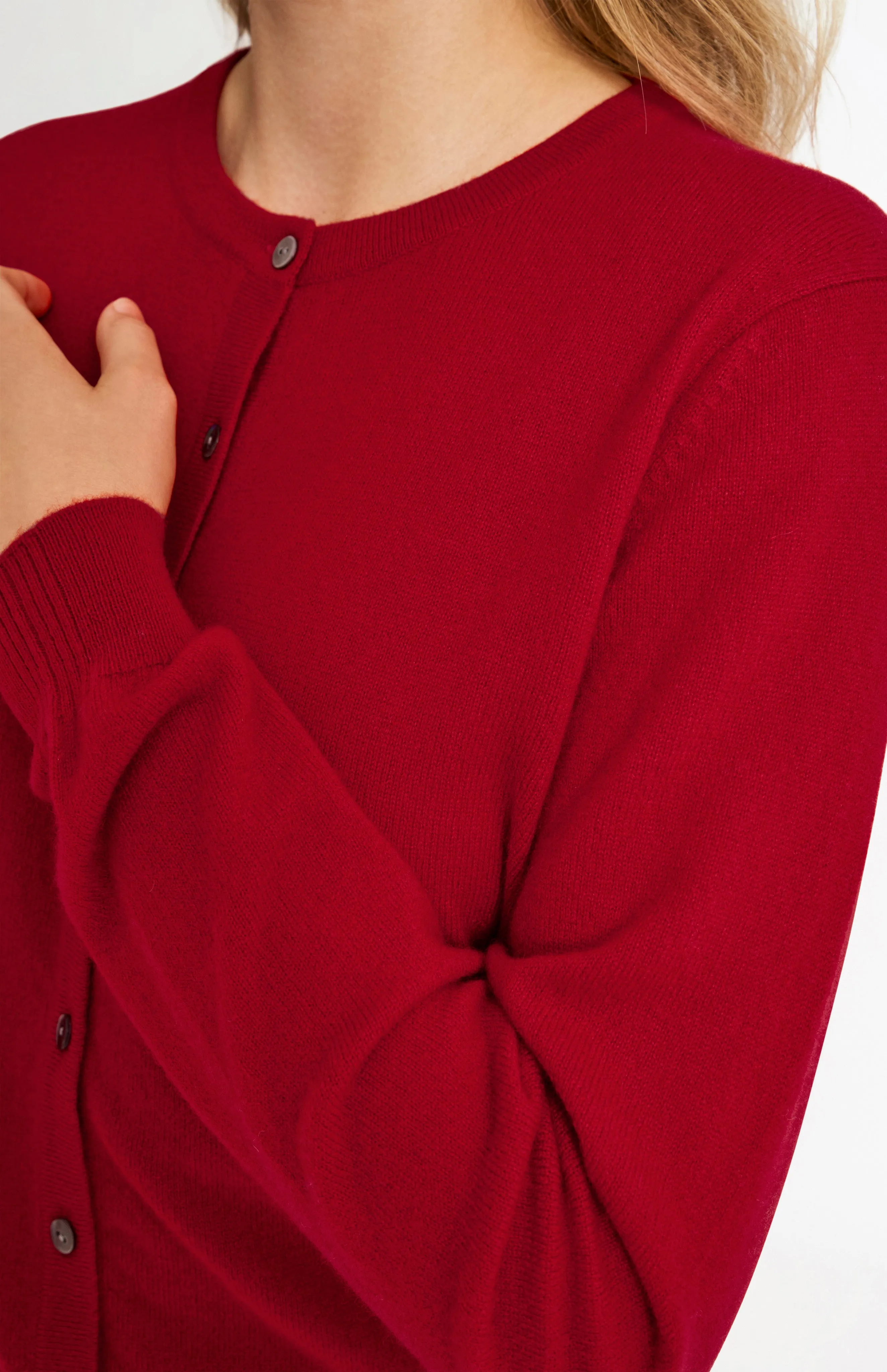 Womens Classic Round Neck Cashmere Cardigan In Scarlet